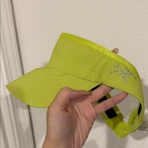 BNWT Arcteryx Neon Yellow Golf Calvus Visor